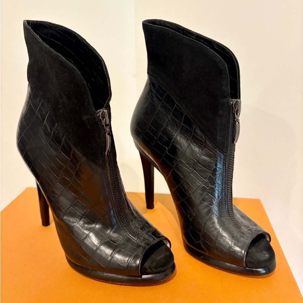 Alexandre Birman Suede and Croc Leather heels with zipper size 7